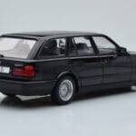 BMW 540i E34 Touring Črn Metalik MCG 1:18 - image 2 of 6