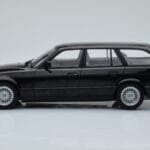 BMW 540i E34 Touring Črn Metalik MCG 1:18 - image 3 of 6