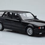 BMW 540i E34 Touring Črn Metalik MCG 1:18 - image 4 of 6