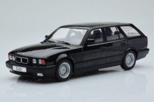 BMW 540i E34 Touring Črn Metalik MCG 1:18