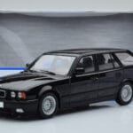BMW 540i E34 Touring Črn Metalik MCG 1:18 - image 6 of 6