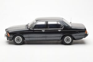BMW 733i E23 Črn Metallic KK-Scale 1:18 KKDC180101 Kovina – slika 3 od 6