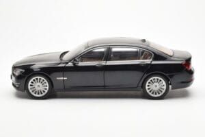 BMW 750Li F02 Facelift Carbon Črn Kyosho 1:18 08784BK Kovina – slika 4 od 8