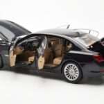 BMW 750Li F02 Facelift Carbon Črn Kyosho 1:18 - image 5 of 8