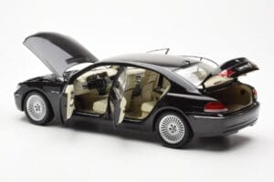 BMW 760Li E66 Črn Kyosho 1:18 08572BK Kovina – slika 5 od 9