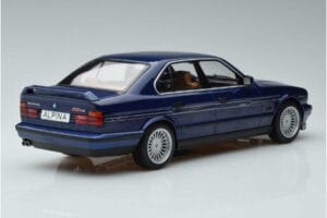 BMW Alpina B10 4.6 E34 Moder MCG 1:18 MCG18230 Kovina – slika 2 od 6