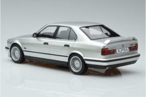 BMW Alpina B10 4.6 E34 Srebrn MCG 1:18 MCG18231 Kovina – slika 5 od 5