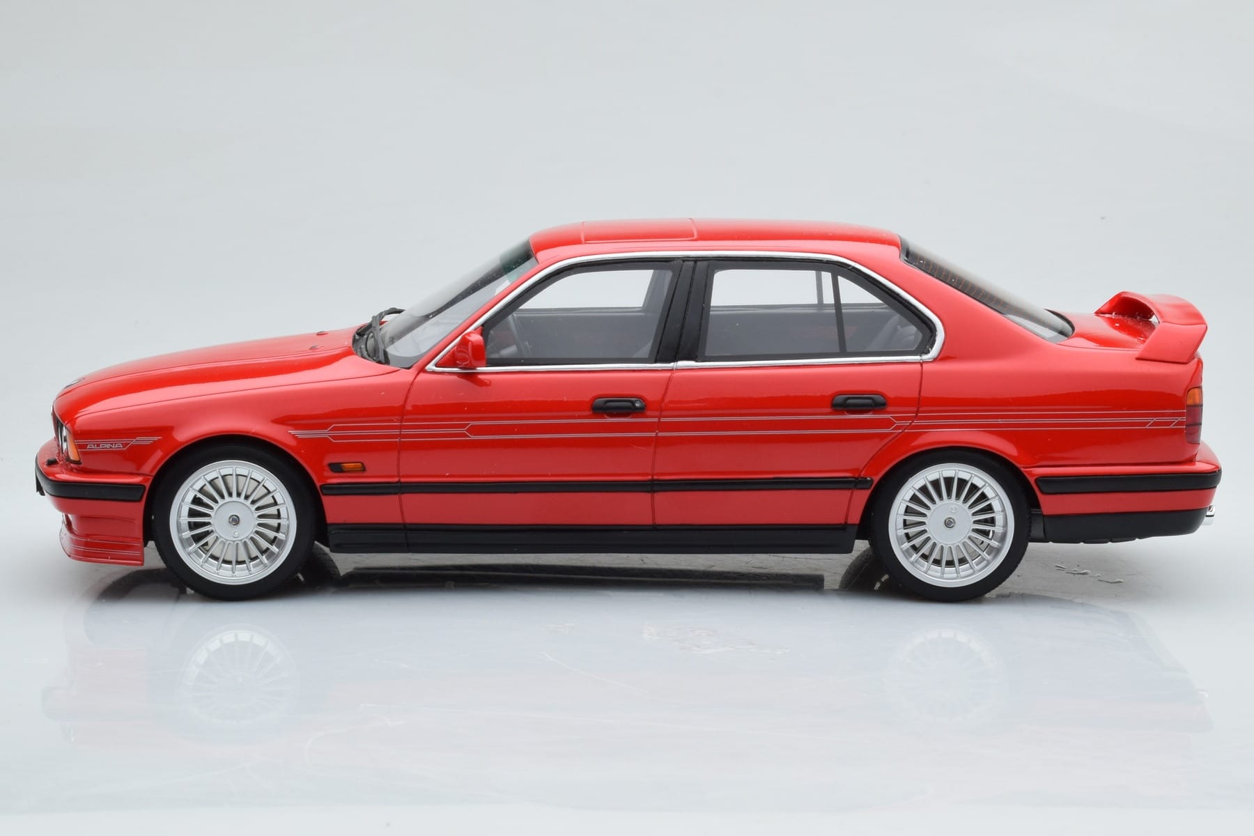 BMW Alpina B10 E34 Biturbo Rdeč Otto 1:18 OT648 Smola – slika 3 od 6