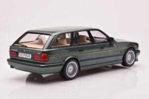 BMW Alpina B10 E34 Touring Temno Zelena MCG 1:18 MCG18331 Kovina – slika 2 od 6