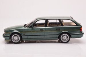 BMW Alpina B10 E34 Touring Temno Zelena MCG 1:18 MCG18331 Kovina – slika 3 od 6
