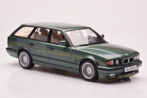 BMW Alpina B10 E34 Touring Temno Zelena MCG 1:18 MCG18331 Kovina – slika 4 od 6