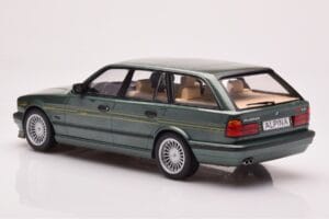 BMW Alpina B10 E34 Touring Temno Zelena MCG 1:18 MCG18331 Kovina – slika 5 od 6