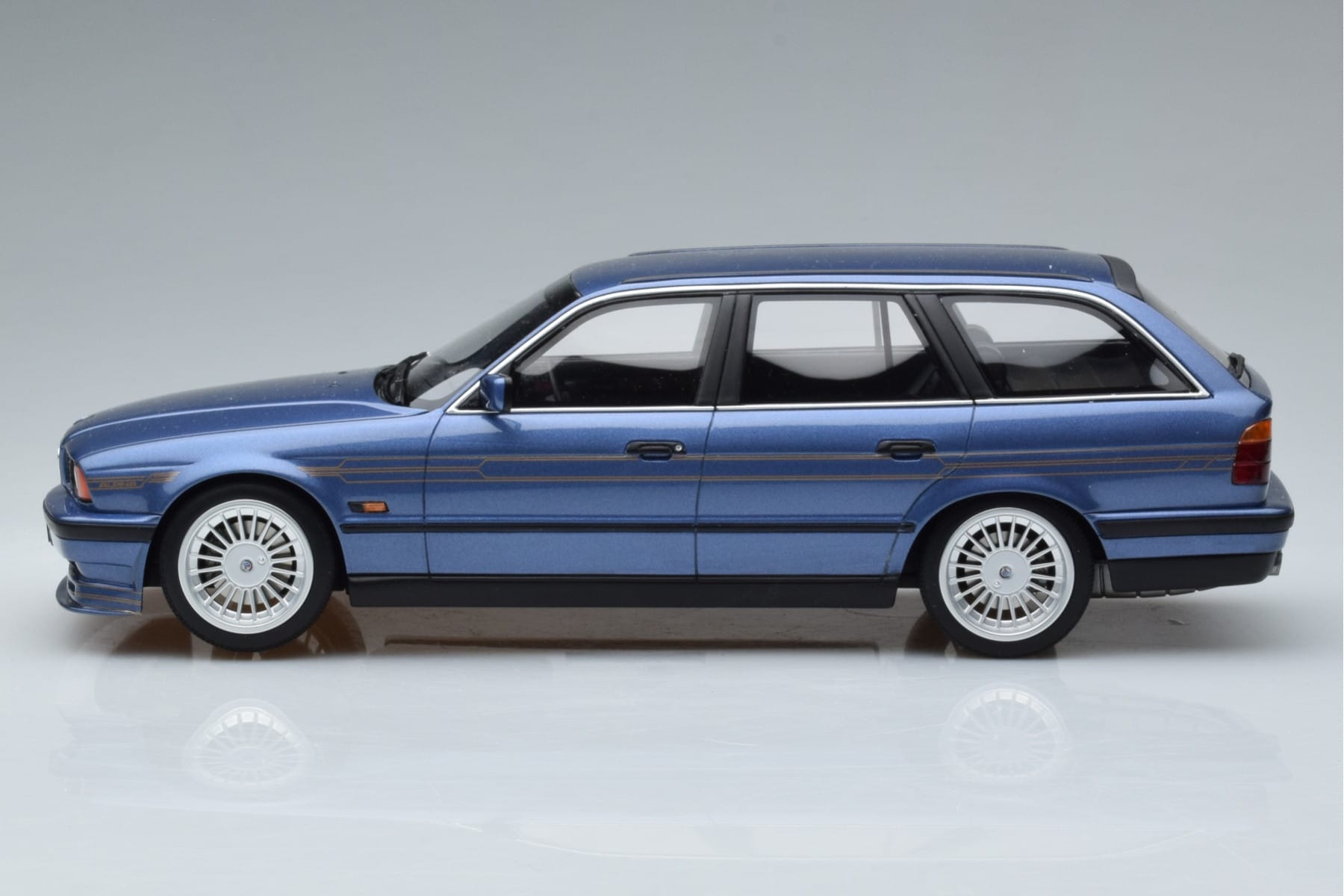 BMW Alpina B10 E34 4.0 Touring Moder Otto 1:18 OT944 Smola – slika 3 od 6