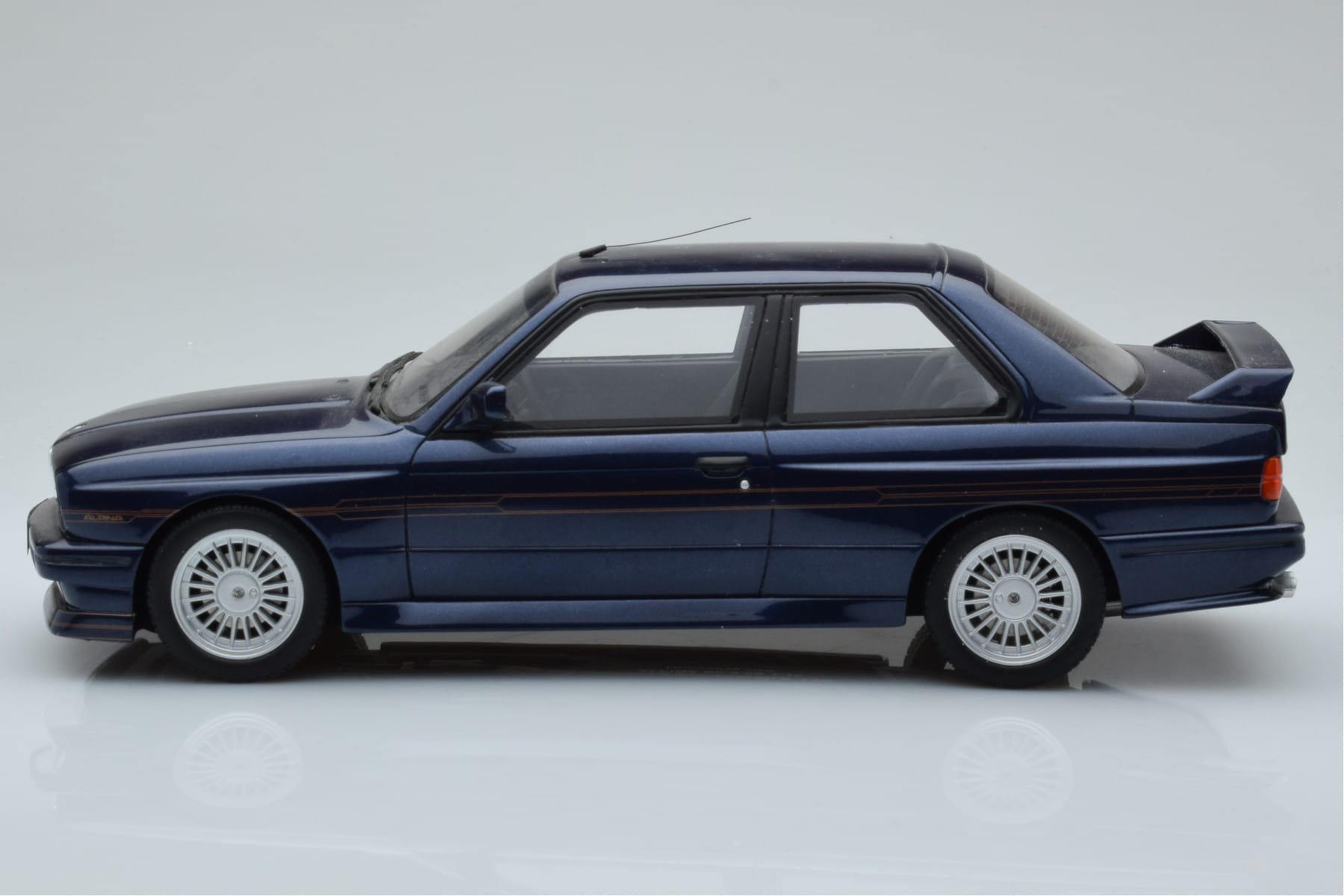 BMW Alpina B6 E30 3.5S Moder Otto 1:18 OT141 Smola – slika 3 od 6