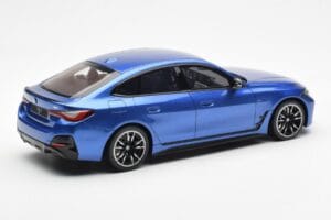 BMW i4 M50 G26 Moder Otto 1:18 OT453 Smola – slika 2 od 6