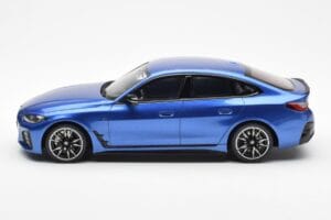 BMW i4 M50 G26 Moder Otto 1:18 OT453 Smola – slika 3 od 6