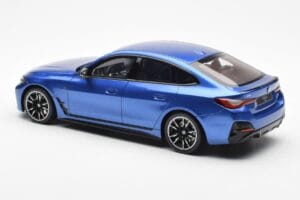 BMW i4 M50 G26 Moder Otto 1:18 OT453 Smola – slika 5 od 6