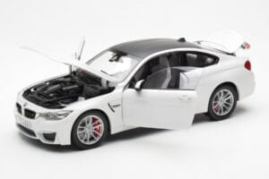 BMW M4 F82 Frozen Brilliant Bela Paragon 1:18 PA-97101 Kovina – slika 2 od 8