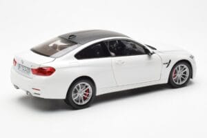 BMW M4 F82 Frozen Brilliant Bela Paragon 1:18 PA-97101 Kovina – slika 3 od 8