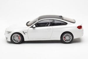 BMW M4 F82 Frozen Brilliant Bela Paragon 1:18 PA-97101 Kovina – slika 4 od 8