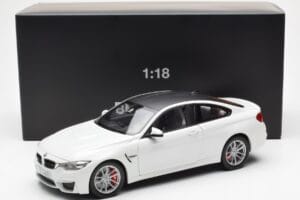 BMW M4 F82 Frozen Brilliant Bela Paragon 1:18 PA-97101 Kovina – slika 8 od 8