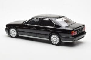 BMW M5 E34 Črn Otto 1:18 OT690 Smola – slika 5 od 6