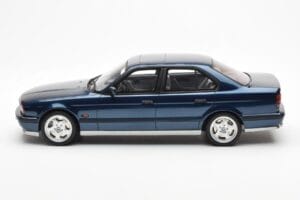 BMW M5 E34 Modra Metallic Otto 1:18 OT576 Smola – slika 3 od 6