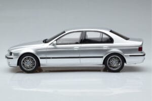 BMW M5 E39 Srebrn Otto 1:18 OT747B Smola – slika 3 od 7