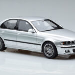 BMW M5 E39 Srebrn Otto 1:18 - image 4 of 7
