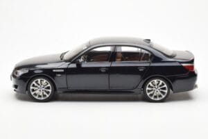 BMW M5 E60 Carbon Črn Kyosho 1:18 08593BK Kovina – slika 4 od 8