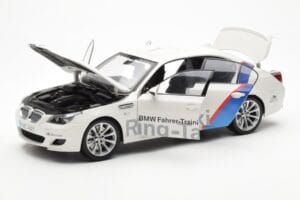 BMW M5 E60 Ring Taxi Nurburgring Kyosho 1:18 08593RT Kovina – slika 2 od 8