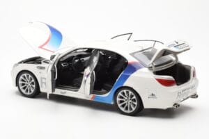BMW M5 E60 Ring Taxi Nurburgring Kyosho 1:18 08593RT Kovina – slika 5 od 8