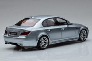 BMW M5 E60 Srebrn Otto 1:18 OT426 Smola – slika 2 od 6