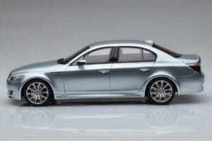 BMW M5 E60 Srebrn Otto 1:18 OT426 Smola – slika 3 od 6