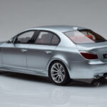 BMW M5 E60 Srebrn Otto 1:18 - image 5 of 6