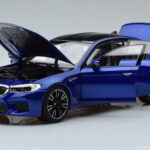 BMW M5 F90 Marina Bay Modra Norev 1:18 - image 2 of 7