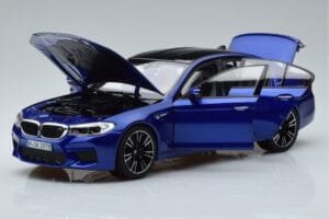 BMW M5 F90 Marina Bay Modra Norev 1:18 80432454783 Kovina – slika 2 od 7