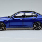 BMW M5 F90 Marina Bay Modra Norev 1:18 - image 4 of 7