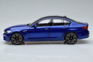 BMW M5 F90 Marina Bay Modra Norev 1:18 80432454783 Kovina – slika 4 od 7