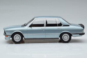 BMW M535i E12 Modra Norev 1:18 183269 Kovina – slika 3 od 6