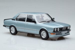 BMW M535i E12 Modra Norev 1:18 183269 Kovina – slika 4 od 6