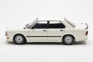 BMW M535i E28 Alpine Bel AUTOart 1:18 75161 Kovina – slika 4 od 10