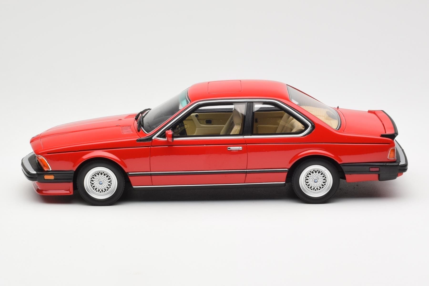 BMW M635 CSi E24 Henna Rdeč Otto 1:18 OT1018 Smola – slika 3 od 6