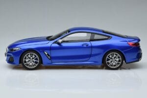 BMW M850i G15 Modra Metalik Norev 1:18 183286 Kovina – slika 4 od 7