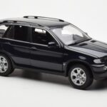 BMW X5 4.4i E53 Temno Modra Kyosho 1:18 - image 6 of 8