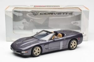 Chevrolet Corvette C5 Kabriolet Vijolična Biser Metalik UT Models 1:18 21010 Kovina – slika 6 od 6