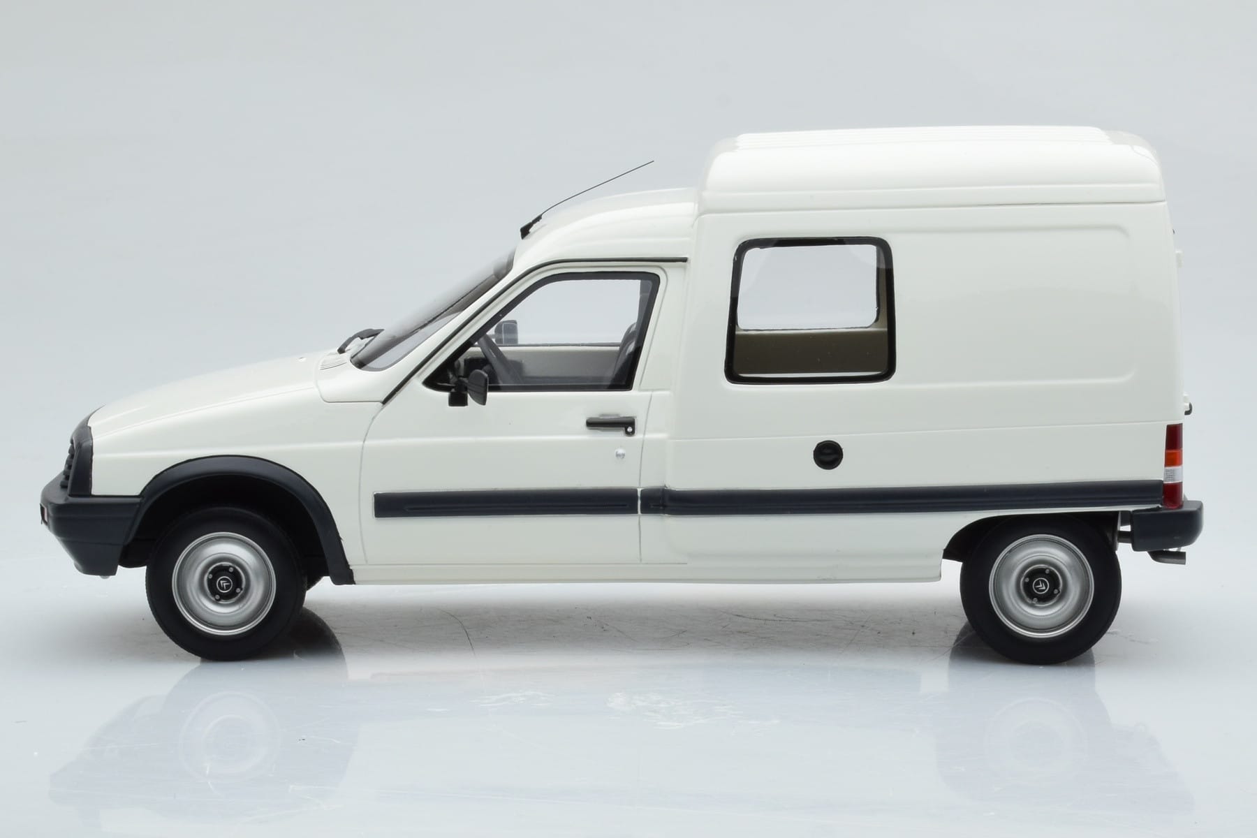 Citroen C15 D Bel Otto 1:18 OT956 Smola – slika 3 od 6