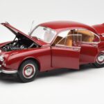 Daimler 250 V8 Rdeč Paragon 1:18 - image 2 of 8