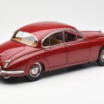 Daimler 250 V8 Rdeč Paragon 1:18 - image 3 of 8
