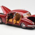 Daimler 250 V8 Rdeč Paragon 1:18 - image 5 of 8